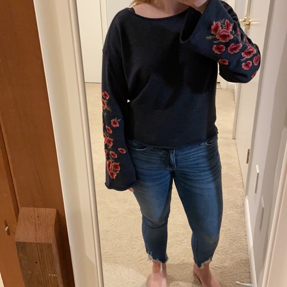 American Eagle Bell Sleeve Embroidered Crewneck XS - Picture 6 of 16